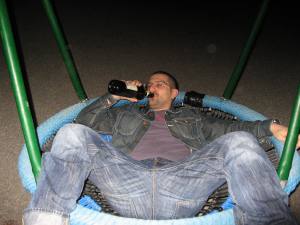 Dekadentes trinken von Wein aus der Flasche