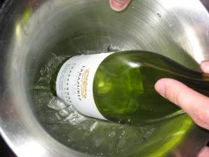 Weissweinflasche im Kühlbehälter mit Eis
