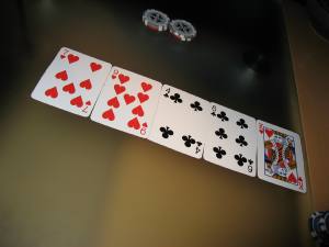 Pokertisch mit Pokerkarten