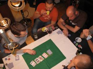 Foto mit Pokertisch und Pokerkarten am sturmfreien Abend