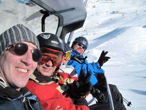 Drei Boys auf einem Sessellift im Skigebiet Ischgl Samnaun